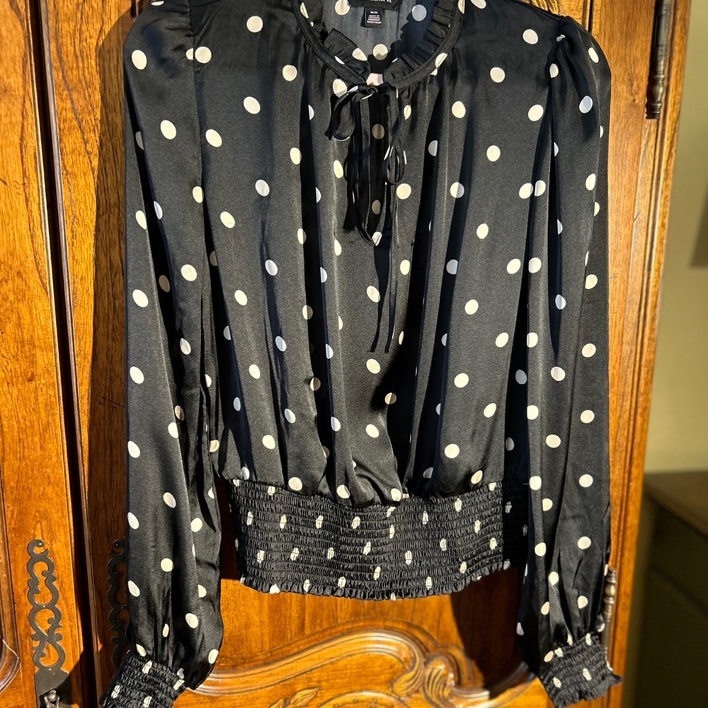 TamaraH Black blouse,& cream polka dots, gathered cuffs & waist. VGUC SIZE M/M